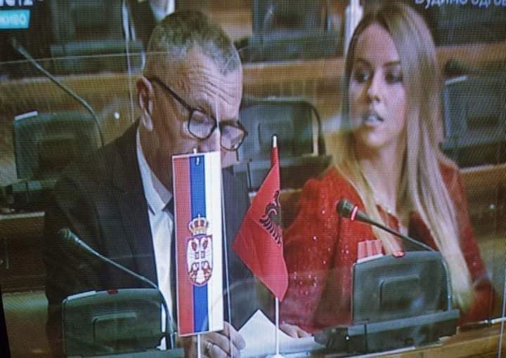 Shaip Kamberi tmerron serbët, ua vendos flamurin kuq e zi në Kuvend