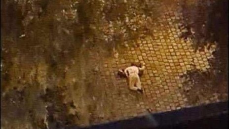 Del fotografia ku terroristi shihet i vrarë