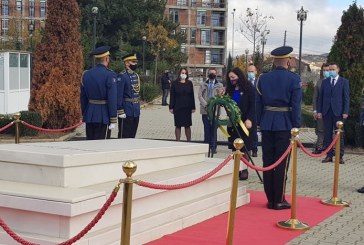 Presidentja Osmani nderon presidentin Rugova