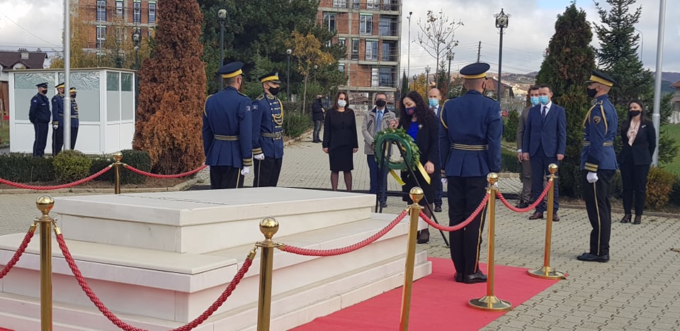 Presidentja Osmani nderon presidentin Rugova