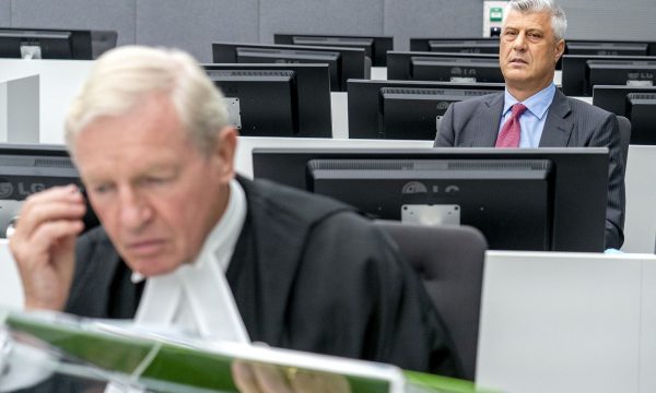 Profil: Kush është avokati i Thaçit që pyeste për simbolet e Kosovës në Tribunalin Special