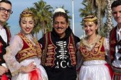Sabri Fejzullahu feston 28 nëntorin në Shqipëri bashkë me familje, pozojnë me veshje kombëtare