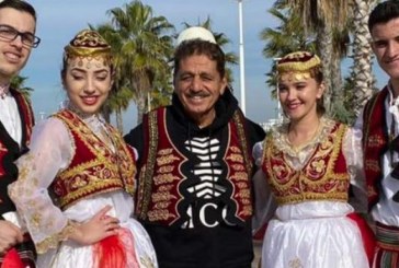 Sabri Fejzullahu feston 28 nëntorin në Shqipëri bashkë me familje, pozojnë me veshje kombëtare