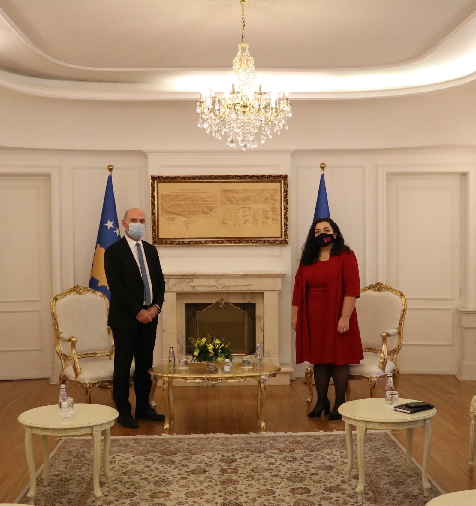Vjosa Osmani zyrtarisht merr funksionin e u.d. të presidentes së Kosovës