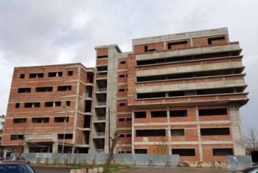 Spitali COVID-19’ ende nuk është gati, klinikat e QKUK’së të mbushura me të infektuar