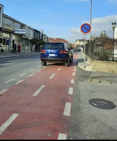 EULEX-i parkonë veturën në shtigjet e biçikletave