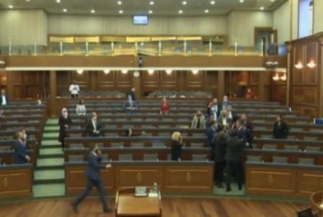 Përpos kacafytjes, deputetët edhe po shahen në sallën e Kuvendit