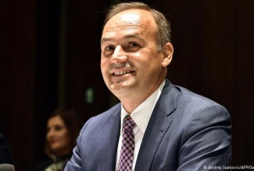 Enver Hoxhaj kampion i rehatimeve në diplomaci: Mbesën, sekretaren, shoferin e depoistin