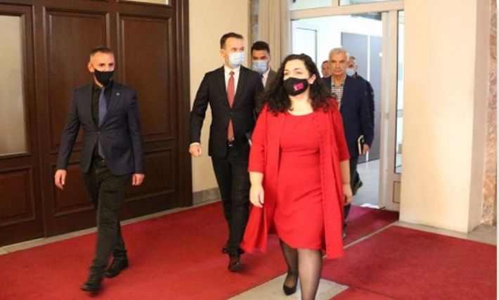 Pasi i shkarkoi konsujt, Vjosa Osmani merr vendim të pezullohen të gjitha konkurset në Presidencë