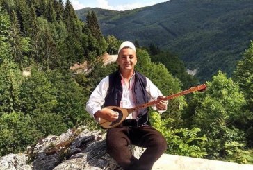 Fatmir Miroci fuqishëm sjell këngën për Junikasin Xhavit Makaj