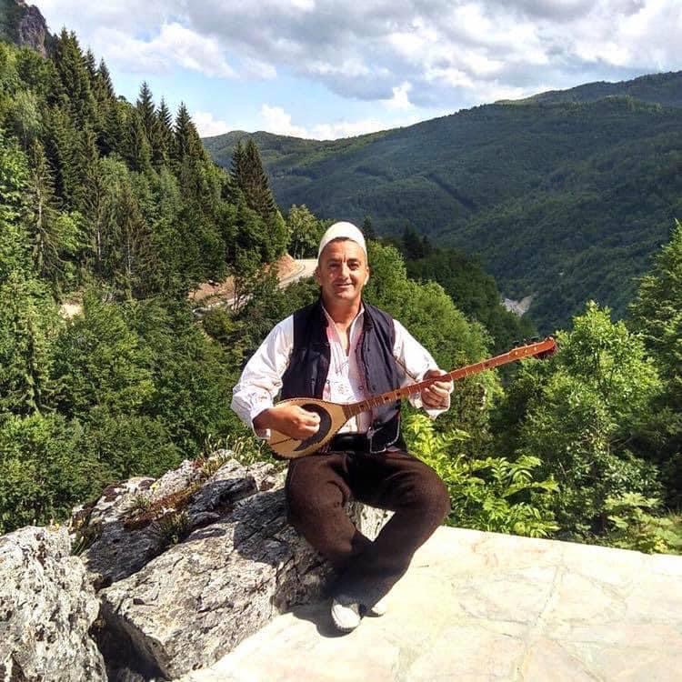 Fatmir Miroci fuqishëm sjell këngën për Junikasin Xhavit Makaj