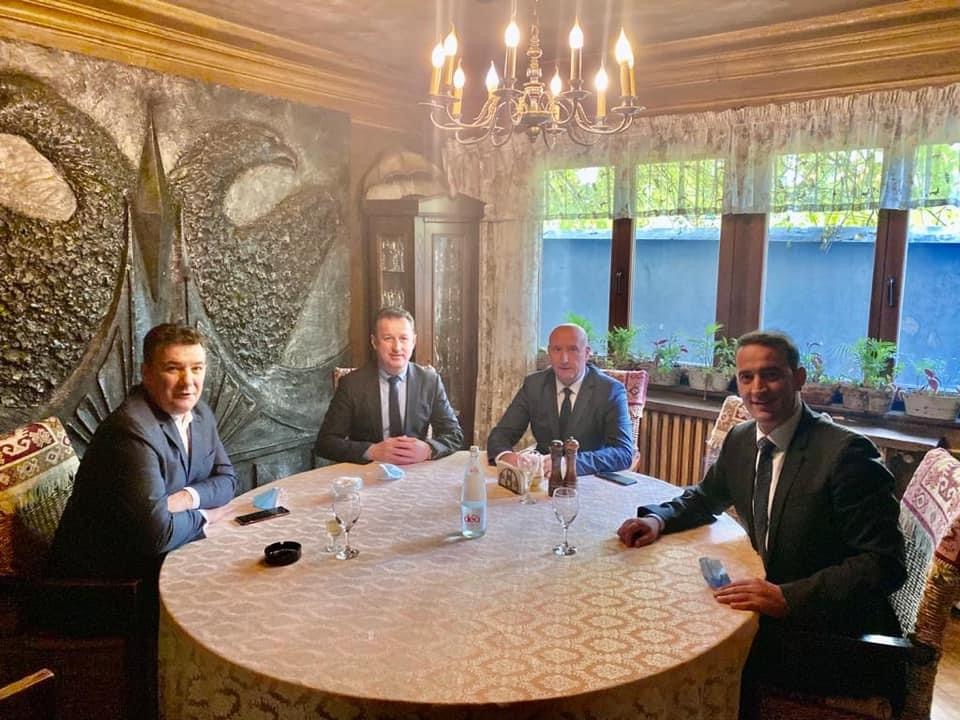 Daut Haradianaj publikon foto me fituesit e Pejës