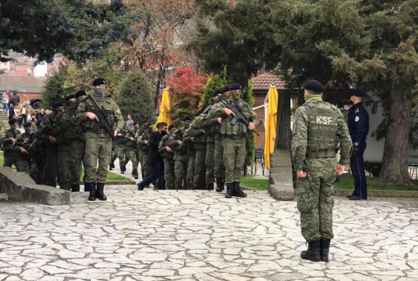 Ushtarët e FSK-së parakalojnë në rrugët e Rahovecit