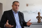 Shpend Ahmeti ndihmon mediat me 100 mijë euro