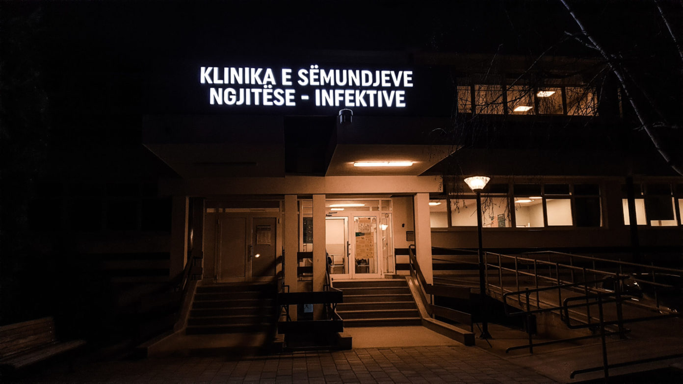 Vdes në QKUK 29 vjeçarja e infektuar me COVID-19