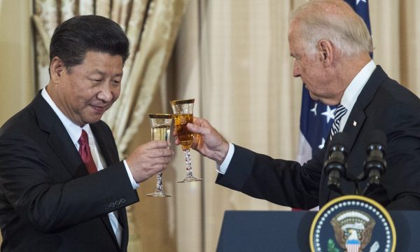 Më në fund, Kina e uron Bidenin për fitoren, Trumpin e kishte uruar të nesërmen