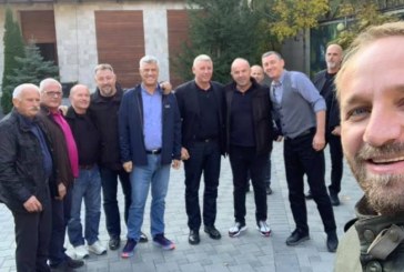Gëzohet Abelard Tahiri, e bënë një selfie me Thaçin Veselin edhe Grabovcin