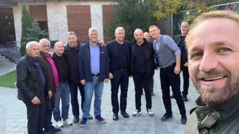 Gëzohet Abelard Tahiri, e bënë një selfie me Thaçin Veselin edhe Grabovcin