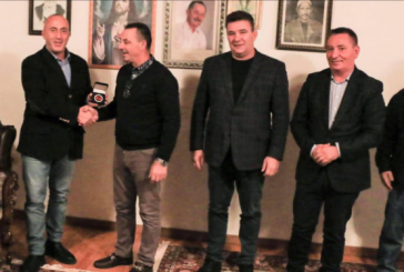 Kush është personi i akuzuar për fajde që kandidati për president u fotografua me të