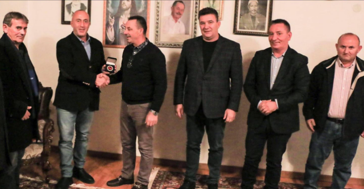 Kush është personi i akuzuar për fajde që kandidati për president u fotografua me të