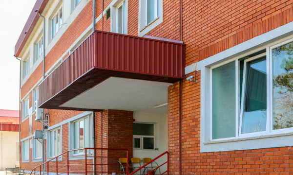 Familjarët ankohen se i vdekuri nga Covid në Mitrovicë u la në dhomë me të gjallët
