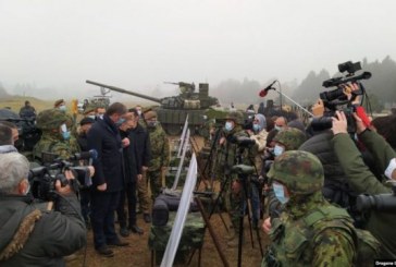 Provokon Serbia, pak metra larg Kosovës promovon tanket që ia dha Rusia