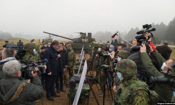 Provokon Serbia, pak metra larg Kosovës promovon tanket që ia dha Rusia