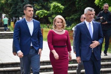 Bashkëshortja e Thaçit shkon në Burojë tek prindërit e ish-presidentit