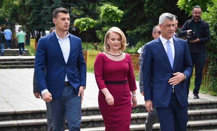 Bashkëshortja e Thaçit shkon në Burojë tek prindërit e ish-presidentit