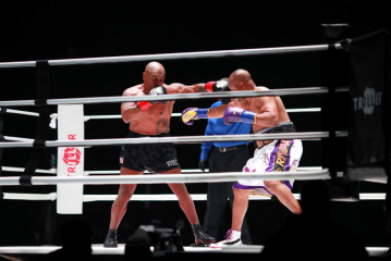 Detajet e përballjes mes Mike Tyson dhe Roy Jones – cili dha më shumë grushta?