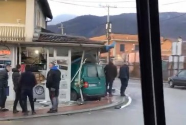 Ndodh në Deçan, me veturë futet në një lokal