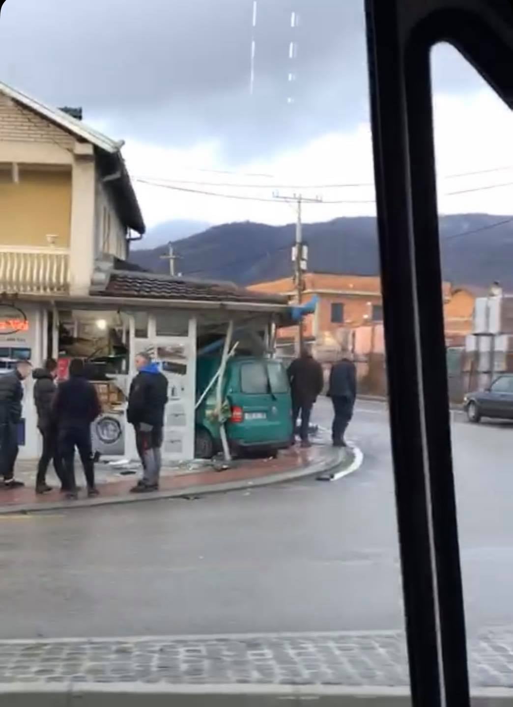 Ndodh në Deçan, me veturë futet në një lokal