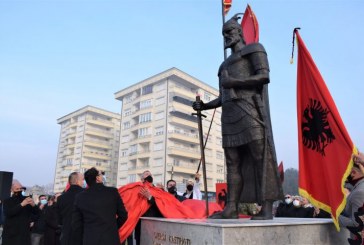 Sqarohet ideatori i shtatores së Skënderbeut që u vendos në Prizren