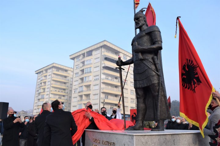 Sqarohet ideatori i shtatores së Skënderbeut që u vendos në Prizren