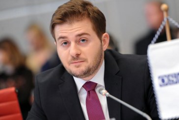 Gent Cakaj i quan “të rreme” deklaratat se ai mund të bëhet pjesë e PDK-së