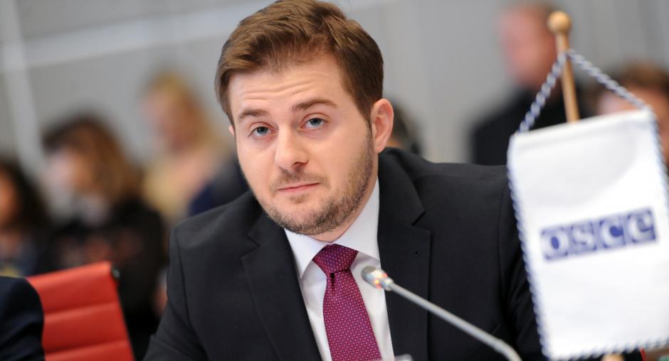 Gent Cakaj i quan “të rreme” deklaratat se ai mund të bëhet pjesë e PDK-së
