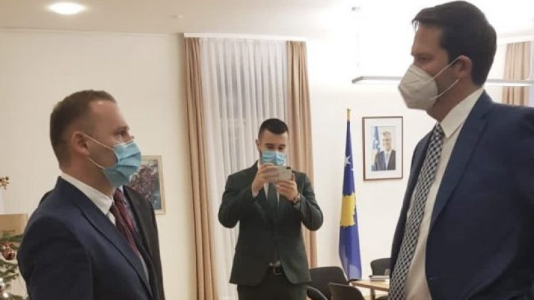 Eurodeputeti austriak publikon foto nga takimi me Zemajn e çmon lartë kontributin e tij në luftën anti-covid