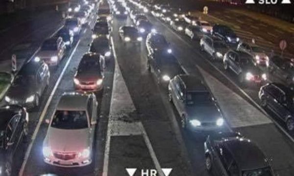Mërgimtarët ia msynë Kosovës, kolona të gjata