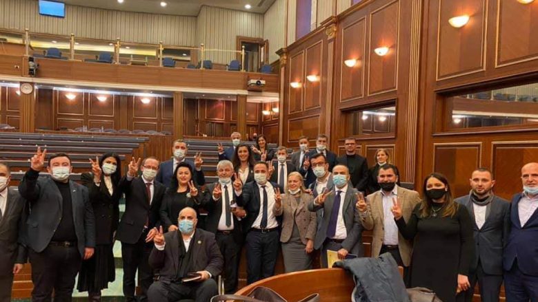Selmanaj provokon Vetëvendosjen: “Të fala nga Shtëpia e Madhe – LDK”