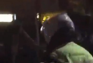 Polici shqiptar lë kolegët, del në anën e protestuesve