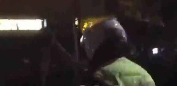 Polici shqiptar lë kolegët, del në anën e protestuesve