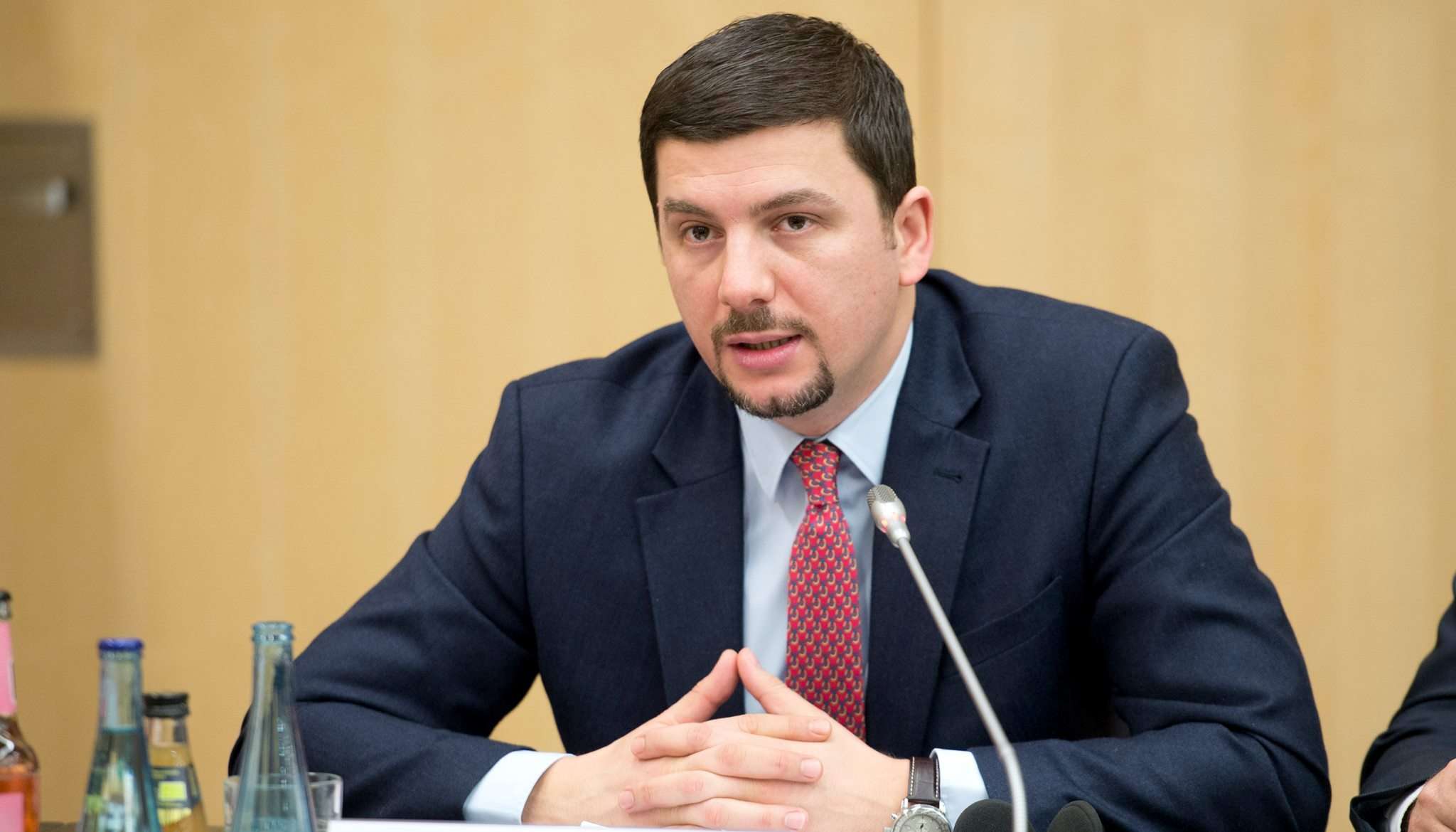 Memli Krasniqi përfaqëson PDK-në në takimin me Osmanin