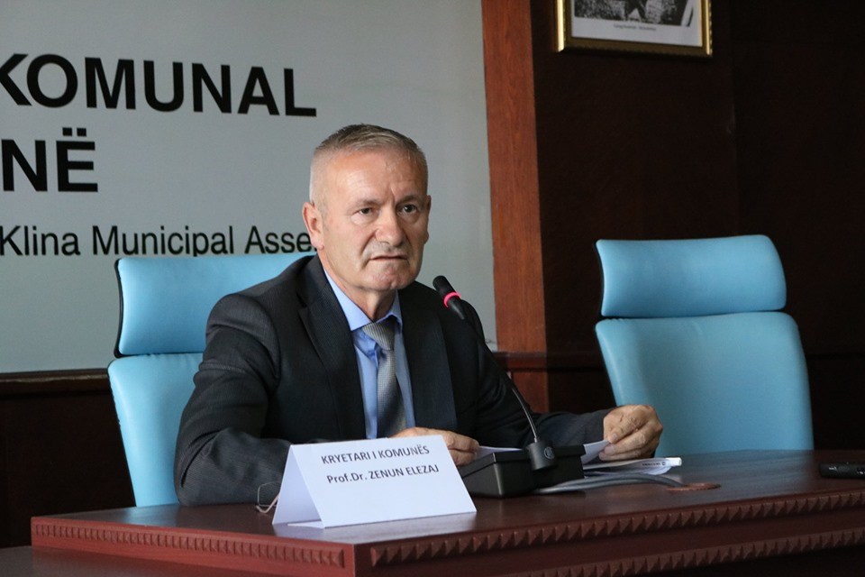 Kryetari i Klinës, Zenun Elezaj dënohet për punësimin e vajzës së tij