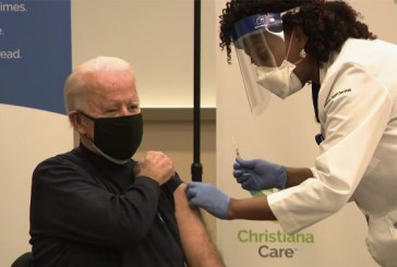 Joe Biden e merr vaksinën kundër Covid 19, por presidenti i ShBA-ve bën gjestin për t’u duartrokitur