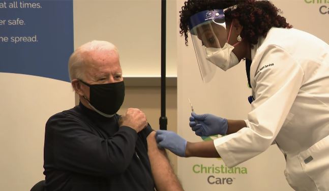Joe Biden e merr vaksinën kundër Covid 19, por presidenti i ShBA-ve bën gjestin për t’u duartrokitur