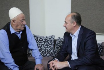 Hoxhaj viziton babanë e Thaçit: Rrënofsh sa malet, Kosova është me ty në këto orë të liga