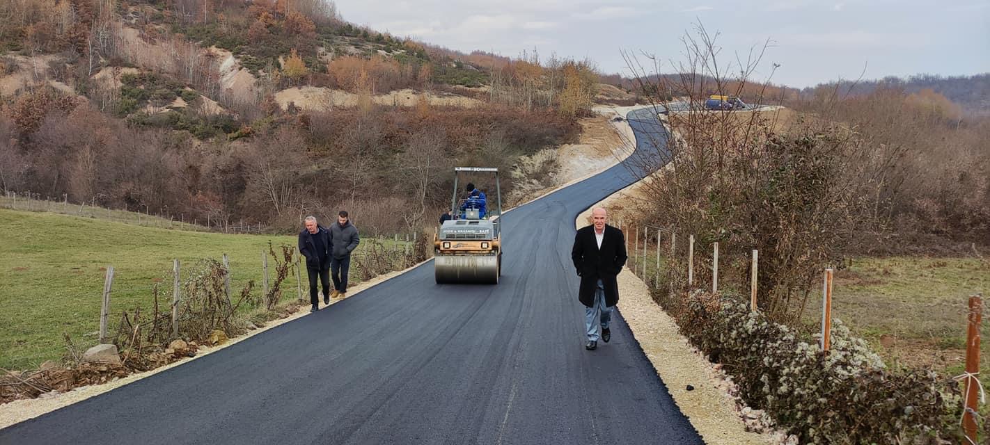 Asfaltohet edhe një rrugë në Junik