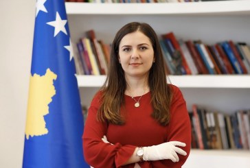 Azemi: Ministrja Dumoshi i ka shpenzimet më të pakta dhe në asnjë moment nuk abuzon mbi paratë e qytetarëve