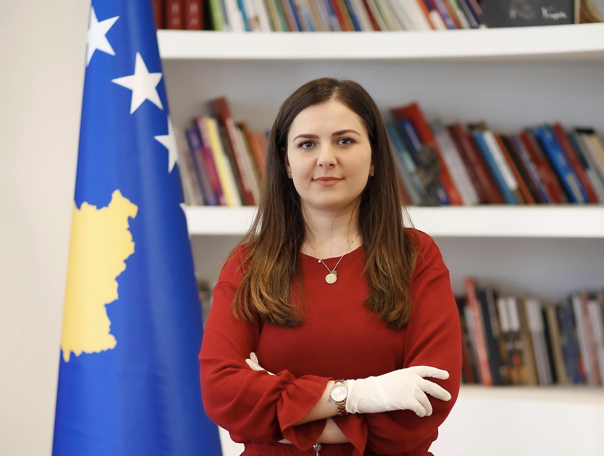 Azemi: Ministrja Dumoshi i ka shpenzimet më të pakta dhe në asnjë moment nuk abuzon mbi paratë e qytetarëve