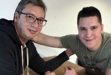 Djali i Vuçiqit si babadimër, vjen në Kosovë dhe shpërndan dhurata në Skënderaj, Vushtrri e Graçanicë